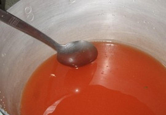 1. Этап. Консервированные огурцы с кетчупом: Добавить кетчуп. Охладить до комнатной температуры.