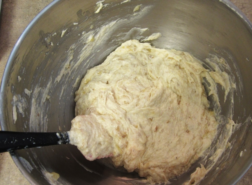 1. Этап. Банановые капкейки: Добавьте сметану и можете ещё раз взбить миксером. Включите духовку нагреваться на 180-200 градусов.