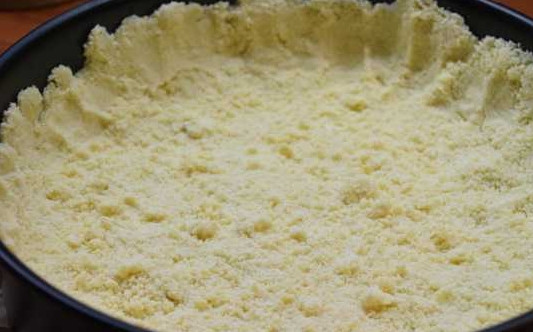 1. Этап. Царская ватрушка: 8. Большую часть теста выложите в жаропрочную форму. Сформируйте борта, плотно прижимая, и основу.