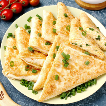 Конвертики из лаваша с варёными яйцами и сметаной