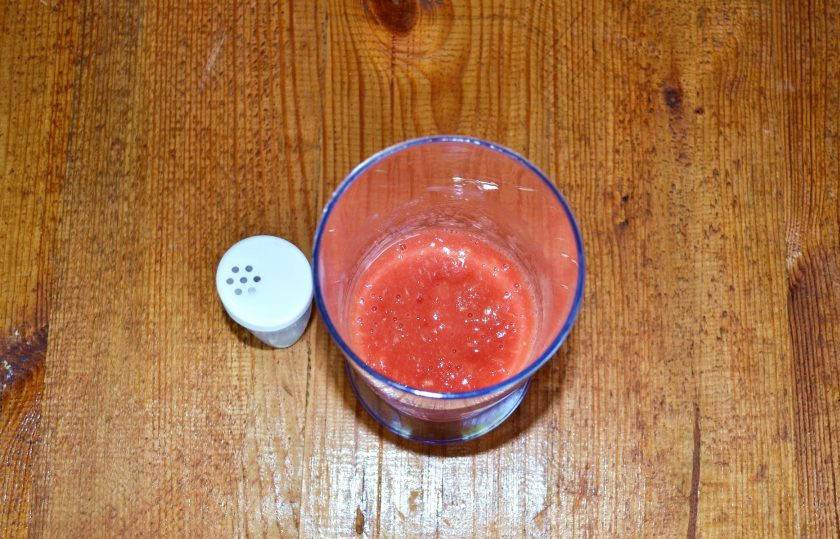 1. Этап. Горлодер с хреном: Добавьте соль и при необходимости подкорректируйте вкус, добавив еще чеснока, хрена или помидора.