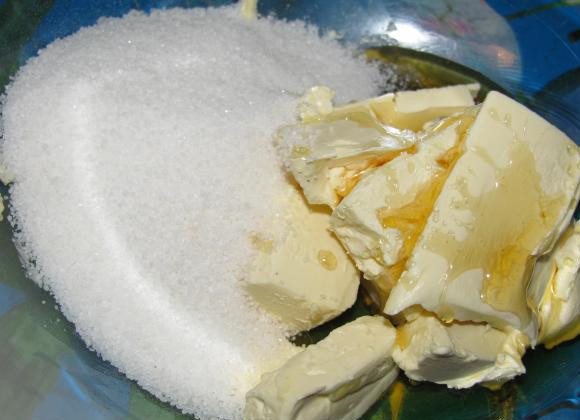 1. Этап. Торт Жак: 1. Растираем маргарин с сахаром. Я обычно это делаю при помощи терки.