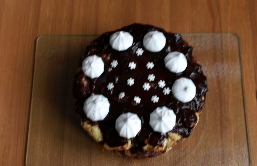 1. Этап. Торт из кукурузных палочек: Готовый торт освободите от формы и украсьте по желанию. Я просто полила торт растопленной со сливками шоколадкой и украсила готовыми меренгами.