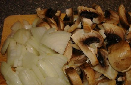 1. Этап. Жульен в корзиночках из теста: 2. Нарезаем лук и грибы. Отправляем жариться поочередно продукты на растительном масле. Доводим до готовности и снимаем с огня.