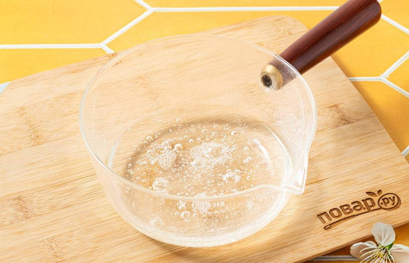 1. Этап. Леденцы из аллюлозы: На среднем огне растопите аллюлозу до жидкого состояния.