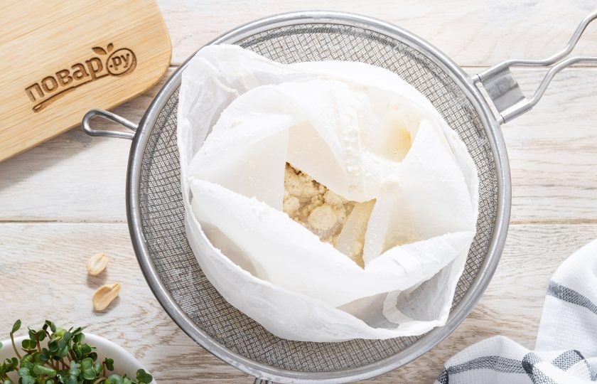 1. Этап. Сыр из арахиса: Процедите арахисовое молоко через мелкое сито и несколько слоев марли от орехового жмыха. Я использую специальный лавсановый мешочек.