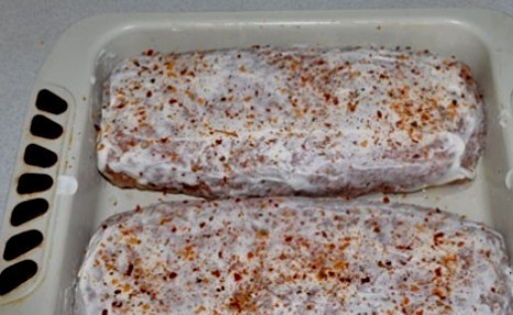 1. Этап. Мясной рулет с капустой и яйцом: Противень слегка смажем растительным маслом (можно также подстелить бумагу для выпечки), выложим на него рулеты. Смазываем верх каждого майонезом, можно посыпать специями.