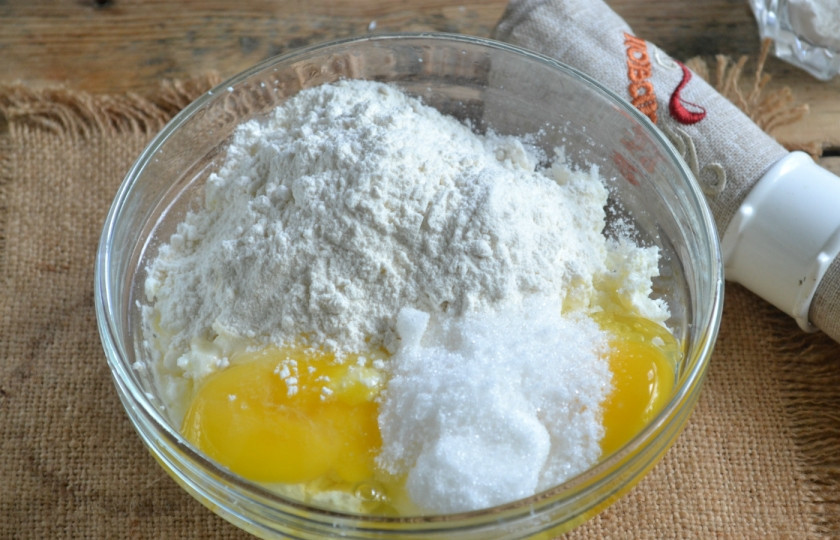 1. Этап. Ленивые вареники с творогом: Смешайте все ингредиенты в одной миске. Очередность добавления в этом случае роли не играет. Творог предварительно можно пропустить через мясорубку.