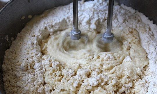 1. Этап. Манник классический: 3. Выложите манку со сметаной, перемешайте. Постепенно добавляйте муку, взбивая тесто. Доведите его до необходимой, довольно густой (но не плотной) консистенции. Для аромата можно добавить щепотку ванилина или цедру лимона, например.