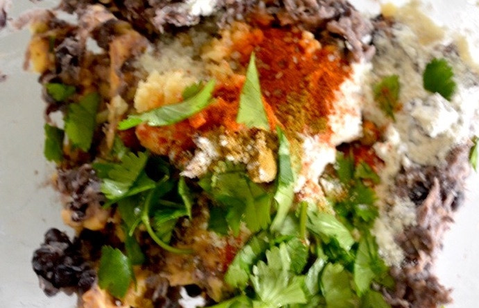 1. Этап. Вегетарианские котлеты для бургера: 2. Добавьте измельченный салат, лук, соль, перец, паприку, муку и яйцо. Перемешайте.