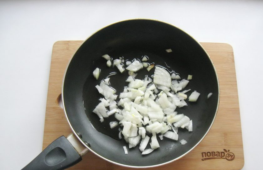 1. Этап. Икра из свеклы и моркови: Лук очистите, помойте и мелко нарежьте. Выложите в сковороду.