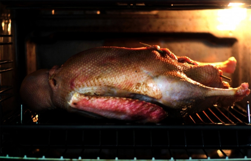 1. Этап. Гусь с рисом в духовке: Выпекать гуся надо часа 4 (один час на один килограмм). Гусь был небольшим, весил всего 3,5 кг. Но я его еще полчаса подержала, чтобы корочка была золотистой. Гуся время от времени поливайте жиром, который стекает в поддон (если на противне запекаете, то собирайте жир, который в нем собирается).