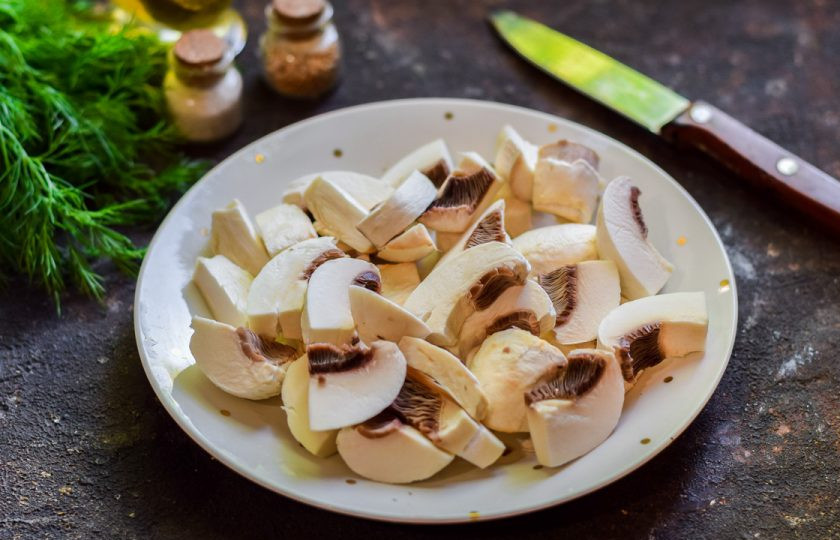 1. Этап. Свинина в рукаве с грибами: Грибы сполосните и просушите, нарежьте средними кусочками.