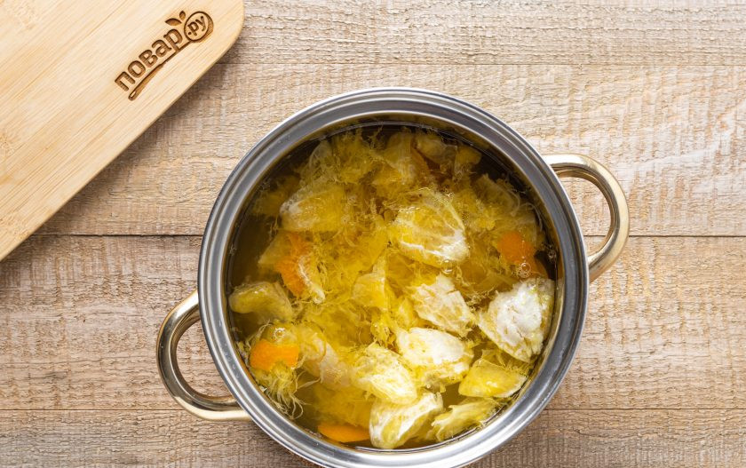 1. Этап. Морс из апельсинов: В кастрюлю с водой добавьте апельсиновую мякоть, цедру и сахар. Доведите до кипения и варите 5-7 минут. Затем накройте крышкой и оставьте до полного остывания.