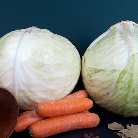 1. Этап. Квашеная капуста: Набор ингредиентов довольно простой - капуста, морковь да специи.