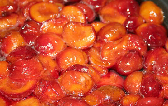 1. Этап. Варенье из алычи на зиму: Когда мы в последний раз зальем ягоды сиропом, ставим таз с ними на огонь, доводим массу до кипения и варим алычу 1-2 минуты.