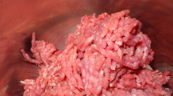 1. Этап. Купаты по-домашнему: Из телятины и свинины сделайте фарш, перемешайте. Если берете готовый фарш, тогда заранее разморозьте и разомните его вилкой.