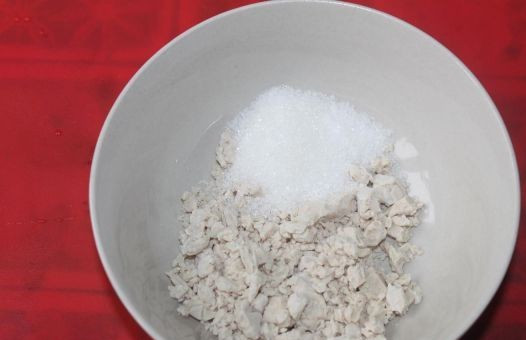 1. Этап. Дрожжевые рогалики: Измельчаем дрожжи и добавляем к ним сахар. Перемешиваем.