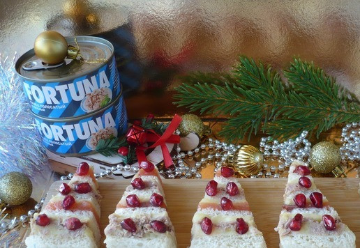 1. Этап. Сэндвичи Рождественские елки с тунцом: Украсьте сэндвичи 