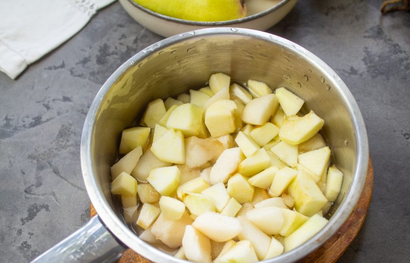 1. Этап. Пряное грушевое пюре: Переложите в кастрюлю, налейте около 50-100 миллилитров воды.