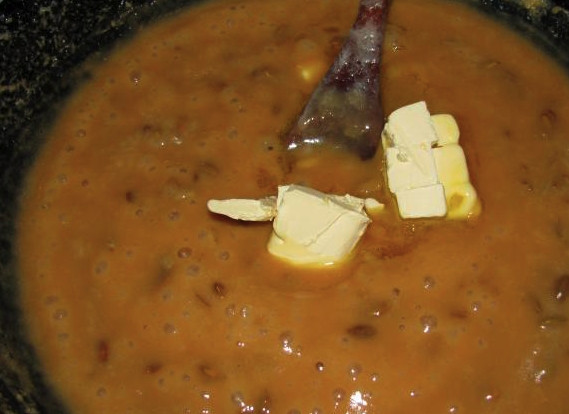 1. Этап. Вареный сахар: Когда масса закипит, уменьшите огонь до минимума и варите сахар около 30 минут. Не забывайте хорошо вымешивать массу, поднимая её со дна. Карамель должна стать густой и коричневой. По истечении 30 минут сразу снимите кастрюлю с плиты и вмешайте в массу сливочное масло.