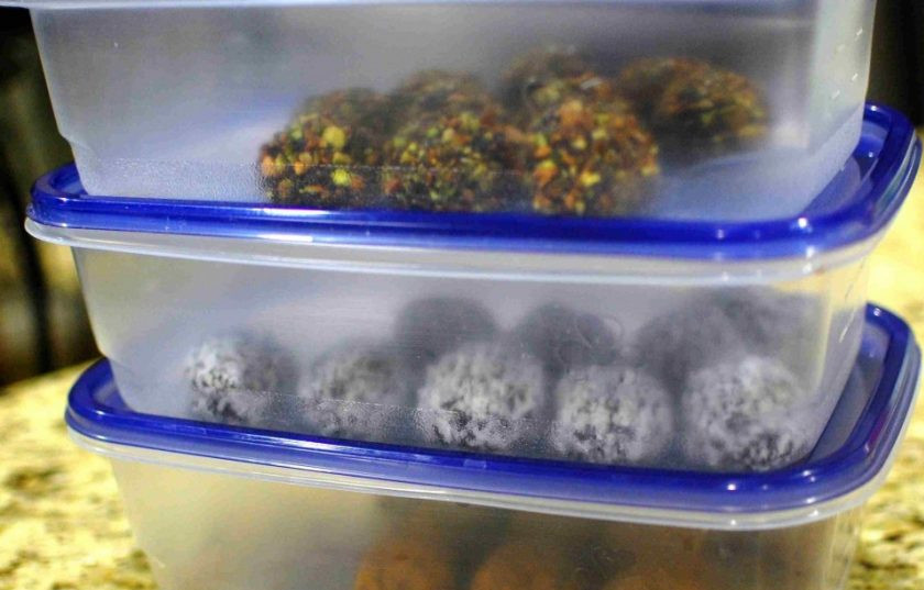 1. Этап. Домашний трюфель: 8. Переложите разные шарики в отдельные контейнеры и храните в холодильнике. Приятного чаепития!