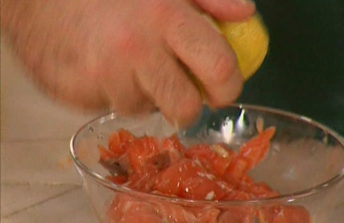 1. Этап. Капуста, тушеная с рыбой: 3. Пока жарятся наши овощи, нужно замариновать рыбу. Для этого выдавите на нее сок лимона, перемешайте и дайте постоять.