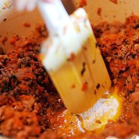 1. Этап. Говядина в болонском соусе: Опять же освобождаем место по центру.