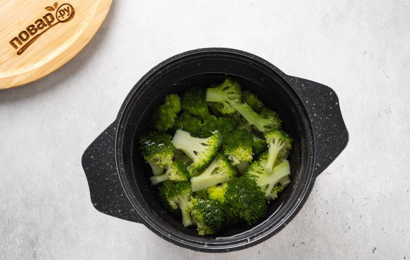 1. Этап. Салат Вкуснее не бывает: Отварите в кипящей подсоленной воде 5 минут. Затем слейте горячую воду, залейте их ледяной водой, чтобы сохранить яркий зелёный цвет.