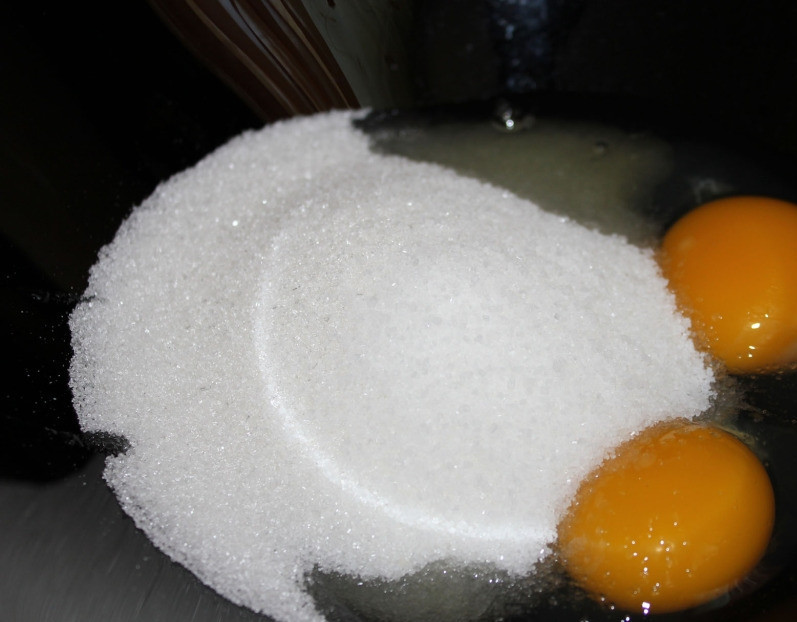 1. Этап. Пирожное Белоснежка: Хорошо взбейте венчиком яйца, сахар и ванильный сахар. Добавьте молоко тонкой струйкой и растительное масло. Продолжайте взбивать.