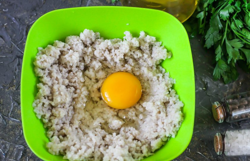 1. Этап. Котлеты из пшеничной каши: Вбейте в емкость куриное яйцо, слегка посолите. Много соли не всыпайте, так как каша может быть уже соленой. Взбейте содержимое емкости в течение 1 минуты.