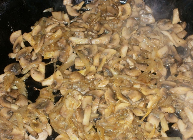 1. Этап. Картофельная запеканка с капустой в духовке: Из отварной картошки сделайте пюре. А пока оно остывает, обжарьте грибы с луком на сковороде в масле.