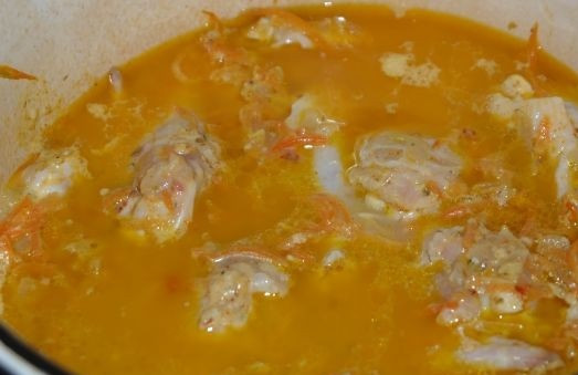 1. Этап. Куриные крылышки в сметане: 10. Добавить воды или бульона. Также в сотейник можно отправить нарезанный небольшими кубиками картофель. При желании куриные крылышки в сметане в домашних условиях можно тушить и без добавления бульона. В таком случае нужно добавить еще 3-4 столовые ложки сметаны. Тушить на медленном огне до готовности.