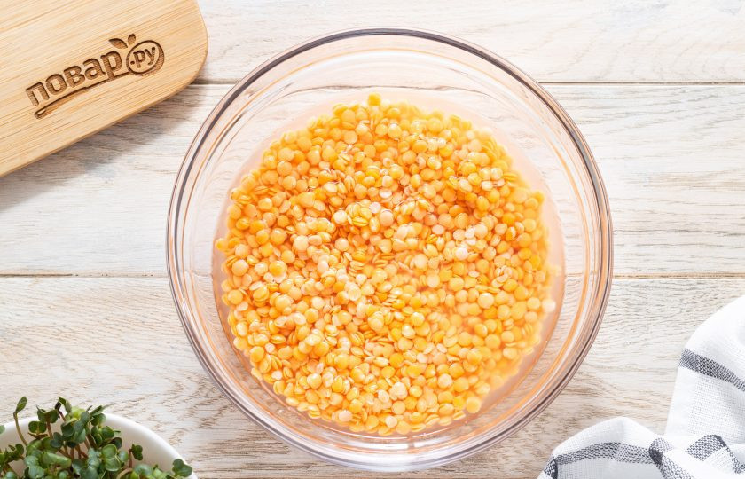 1. Этап. Лепешки из красной чечевицы: Красную чечевицу промойте в воде и откиньте на сито. Переложите в глубокую миску и замочите в воде минимум на 4 часа, а лучше на ночь.