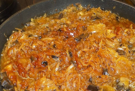 1. Этап. Щи Петровские: Добавьте квашеную капусту в сковороду. Через пару минут добавьте 3 ложки томатной пасты и тушите все еще 20 минут.