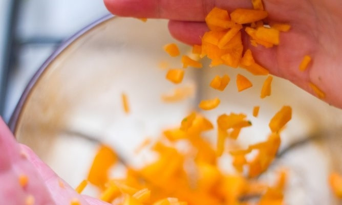 1. Этап. Суп из риса: 1. В кастрюле разогрейте растительное масло. Выложите нарезанный лук, сельдерей, морковь и обжарьте до легкого золотистого цвета.