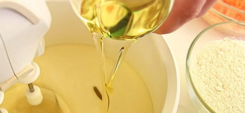 1. Этап. Морковный бархатный торт: 2. Добавьте растительное масло, перемешайте миксером и поменяйте насадку на «крюк». Добавьте просеянную муку, разрыхлитель, корицу, цедру апельсина, натертую на мелкой терке морковь.