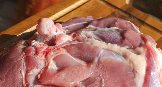 1. Этап. Бедро индейки на сковороде: Бедро индейки промываем прохладной водой и вытираем бумажным полотенцем.