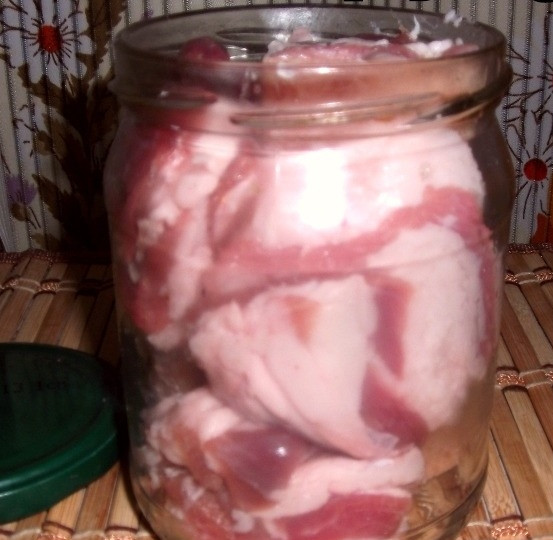 1. Этап. Маринованное сало с чесноком: 3. Нарежьте сало на куски среднего размера (приблизительно 5х4 см.). Уложите порезанное сало в баночку, но не слишком плотно.