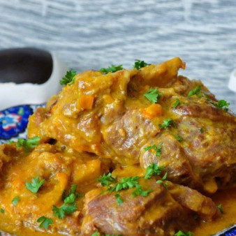 Говяжья голяшка в сливочно-овощном соусе