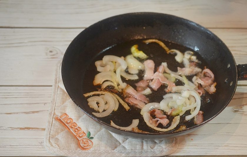 1. Этап. Баранина в пиве с пряными сливами: 6. В этой же сковороде обжарьте бекон, сельдерей и лук около 5 минут.