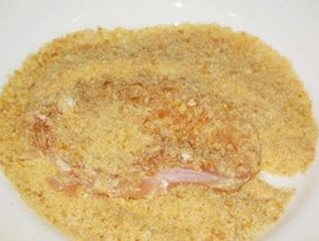 1. Stage. Breaded chicken chops: First, roll the meat in flour on both sides, then in beaten eggs and breadcrumbs.