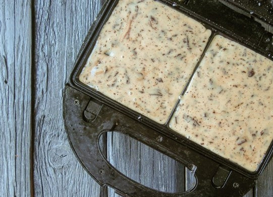 1. Этап. Бельгийские вафли для электровафельницы: Выложите часть теста в электровафельницу. Выпекайте вафли около 5 минут.