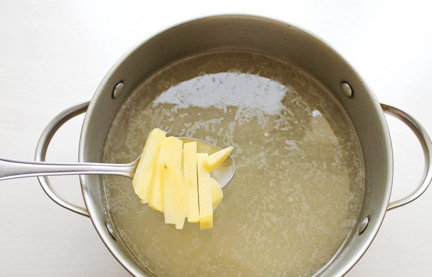 1. Этап. Украинский борщ с квашеной капустой: Картофель очистите, вымойте и порежьте средней соломкой.