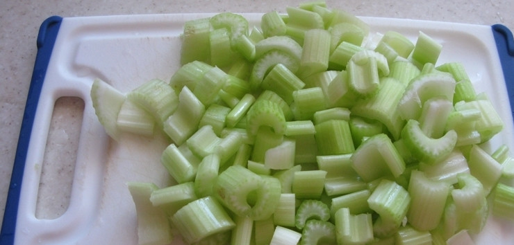 1. Этап. Суп с морепродуктами: Сначала подготовьте овощи. Нарежьте промытый сельдерей небольшими кусочками.
