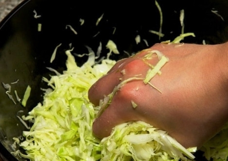 1. Этап. Салат из капусты вкусненький: Слегка перетереть руками с сахаром и щепоткой соли.