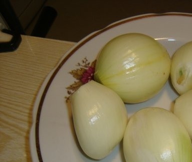 1. Этап. Котлеты из путассу: Репчатый лук очистите от шелухи. Вымойте его под проточной водой. Если луковицы небольшие, то может понадобится больше шести штук, чтобы котлетки получились сочными и вкусными.