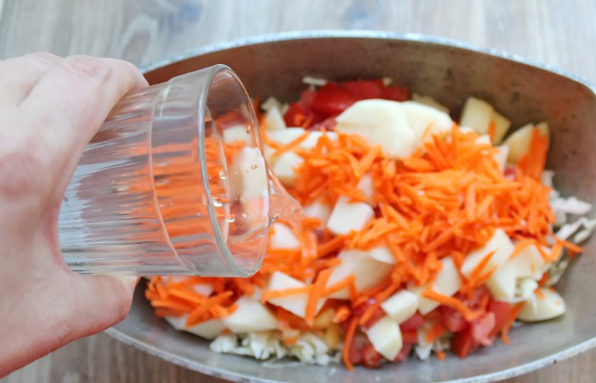 1. Этап. Солянка с кроликом: Все посолите, поперчите и влейте смесь рассола с водой. Поставьте на средний огонь и доведите до кипения. Все перемешайте, закройте крышку и убавьте огонь. Тушите солянку в течение одного часа, перемешивая 2-3 раза, чтобы не пригорело. Выключите огонь, дайте постоять 10 минут и подавайте к столу.