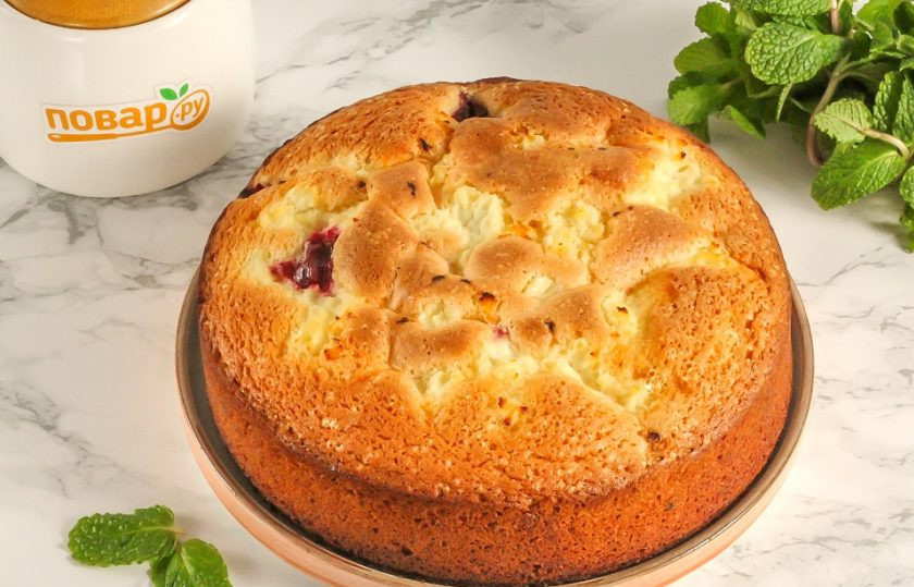 1. Этап. Шарлотка с творогом и вишней: После остывания извлеките пирог на тарелку из формы.