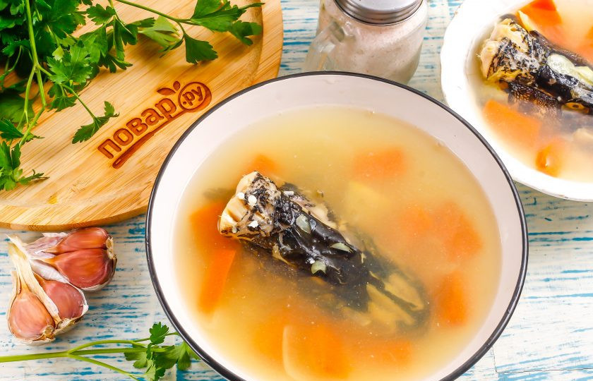 1. Этап. Заливное из головы щуки: Аккуратно залейте в тарелки рыбный бульон и поместите емкости на холод примерно на 2-3 часа для застывания.